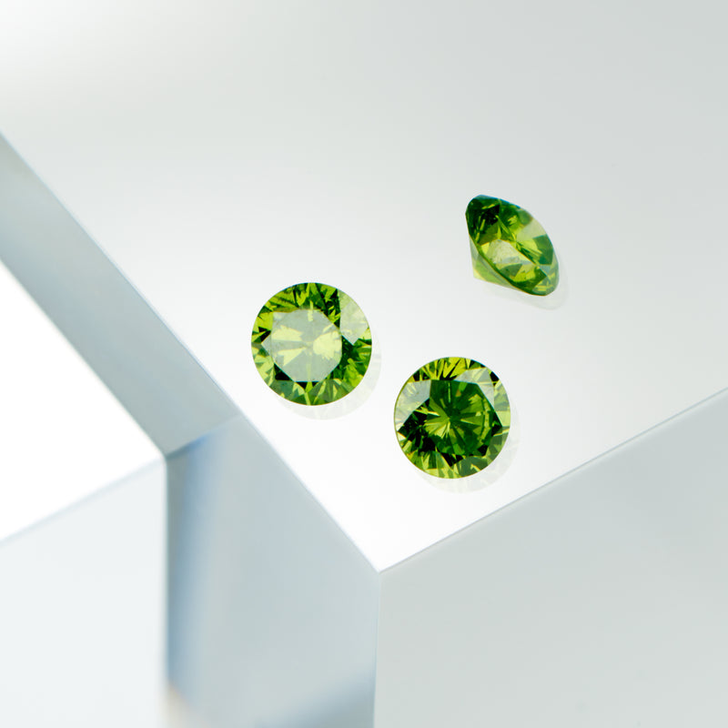 Anillo de diamantes verde manzana engastado con 2 puntas de prestigio - Tamaño completo 1,5 mm / 0,50 quilates