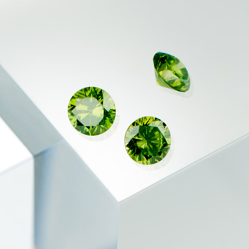 Apple Green Diamond Ring Set with 4 grain-rails - Full Circle 2.5 mm / 1.5 carat