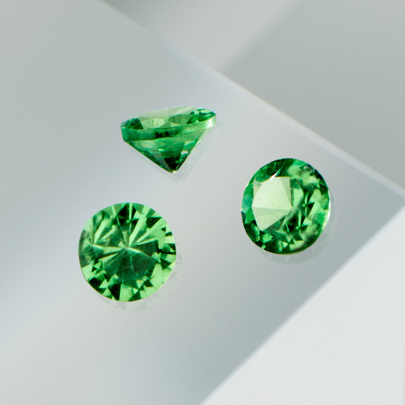 Bague Tsavorites Serti 4 grains-rails - Tour complet 2.5 mm / 1.5 carat